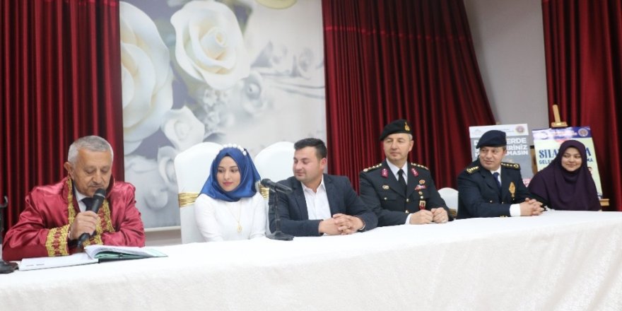 Düğünlerde silah atma olaylarına dikkat çekmek için birlikte nikâh şahidi oldular