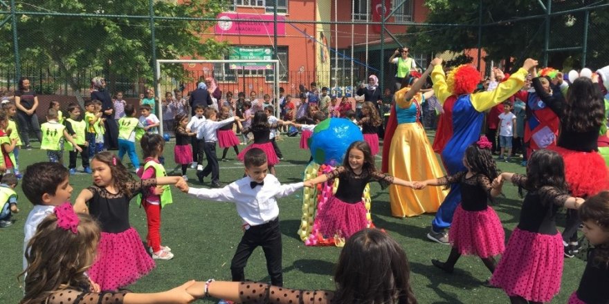 Anaokulu öğrencileri Okul Dışarıda etkinliğinde