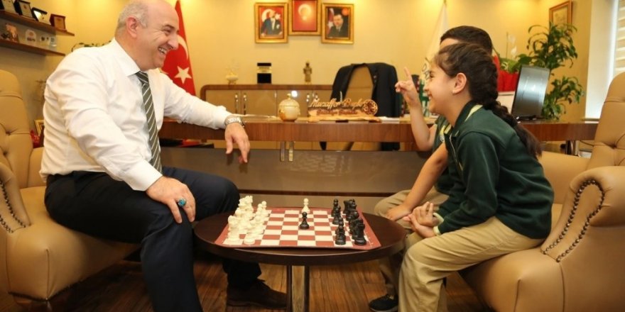 Başkan Bıyık, kendisini ziyaret eden öğrencilerle satranç oynadı