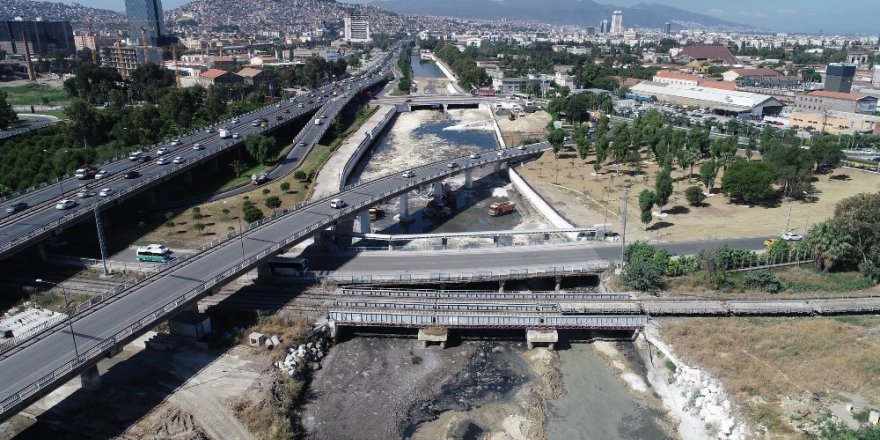 Meles ve Arap derelerinden 10 günde 18 bin 500 ton atık çıkarıldı