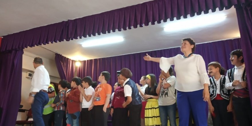Minik öğrenciler ‘Pırlanta Bal’ oyununu sahneledi