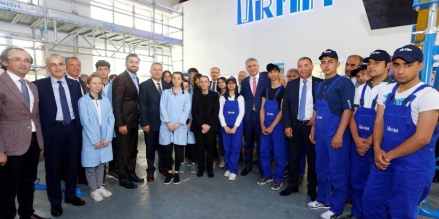 Öğrencilere betonerme yapı sistemleri atölyesi