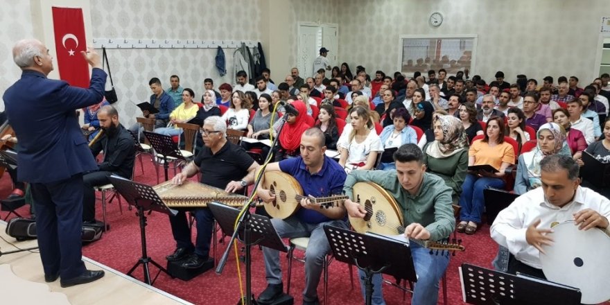 Belediye korosundan yabancı öğrencilere konser