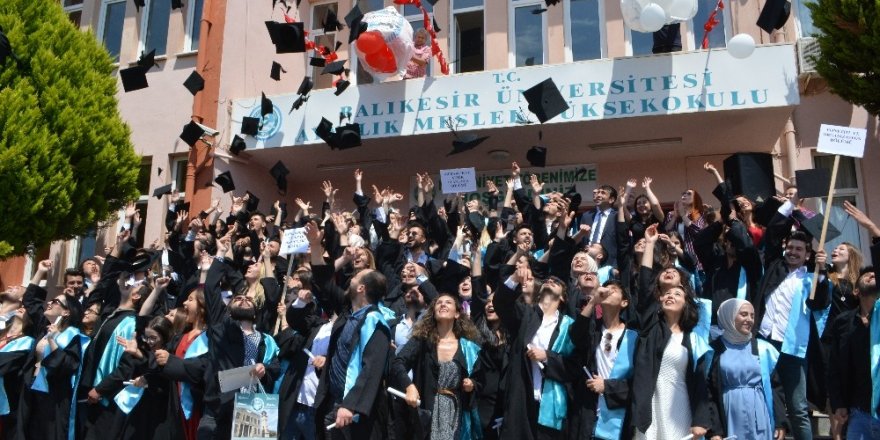 BAÜ Ayvalık MYO’ da 25. dönem mezuniyet coşkusu