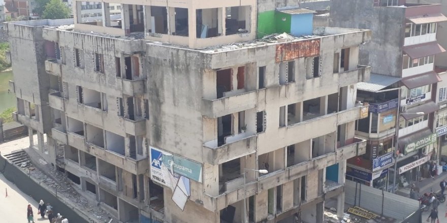 Mustafakemalpaşa’da belediye iş hanının yıkımına başlandı