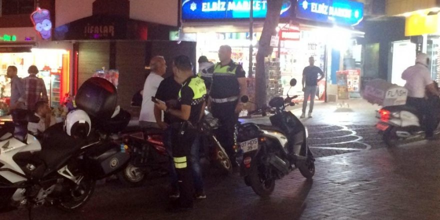 Alanya’da polis, yayaları tehlikeye atan motosikletlilere ceza kesti
