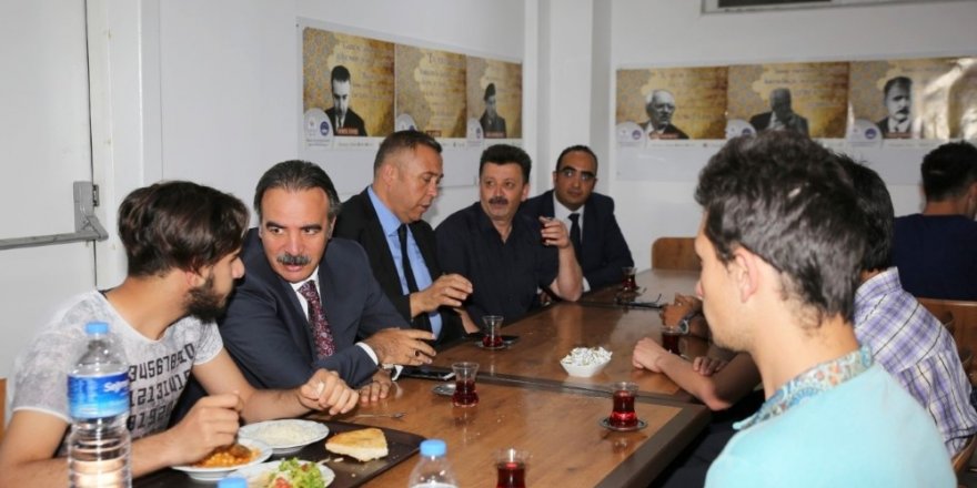 Rektör Bağlı öğrenci yurdunda iftar yaptı