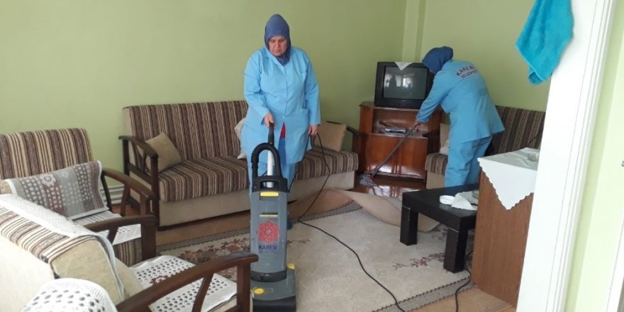 Karesi’de evlere ramazan temizliği