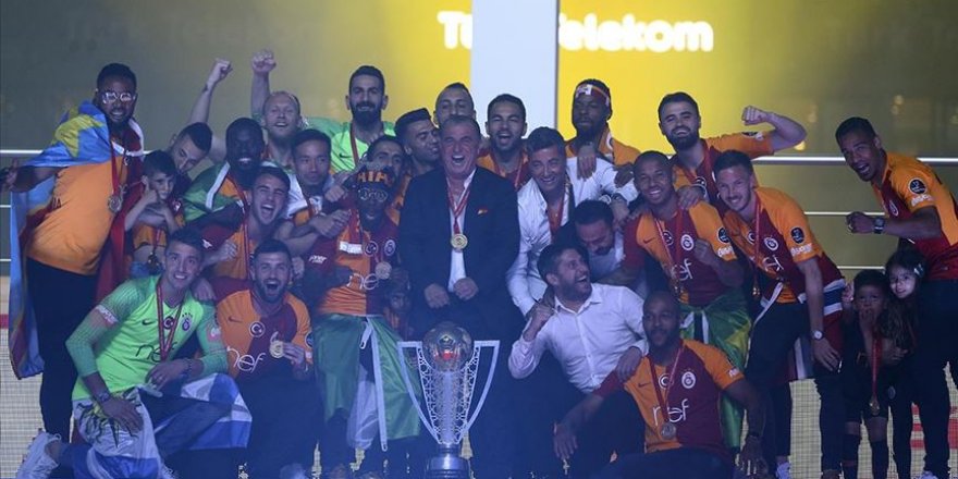 Galatasaray şampiyonluk kupasını kaldırdı