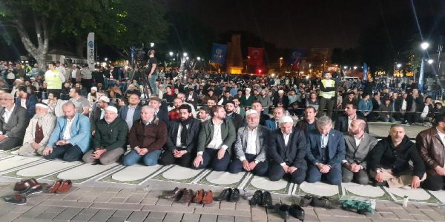 Anadolu Gençlik Derneği'nden Ayasofya Müzesi önünde namaz