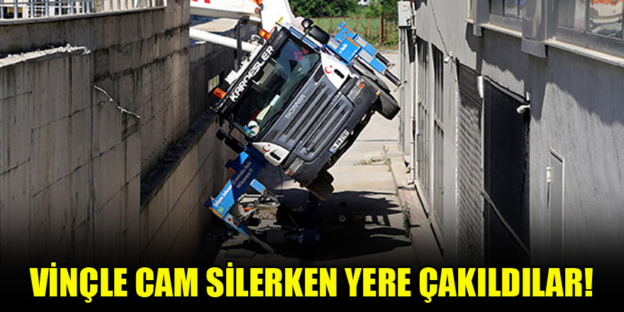 Vinçle cam silerken yere çakıldılar!
