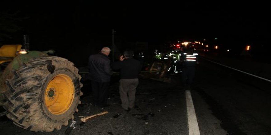 Otobüs traktöre çarptı: 1 ölü, 13 yaralı