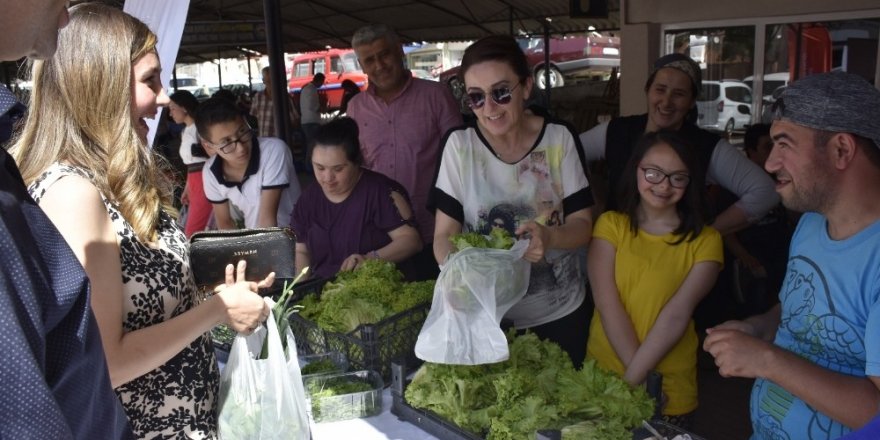 Engelli gençler yetiştirdikleri ürünleri hasat edip pazarda sattı