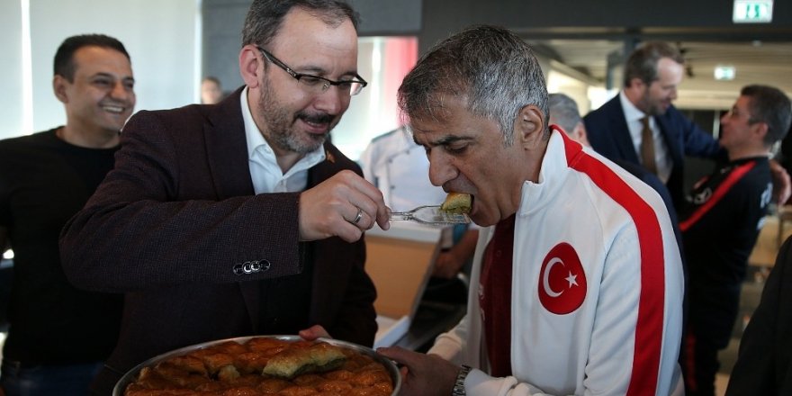 Bakan Kasapoğlu’ndan Milli Takım’a moral ziyareti