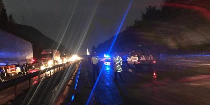 İzmir-Manisa Karayolu heyelan nedeniyle ulaşıma kapandı.