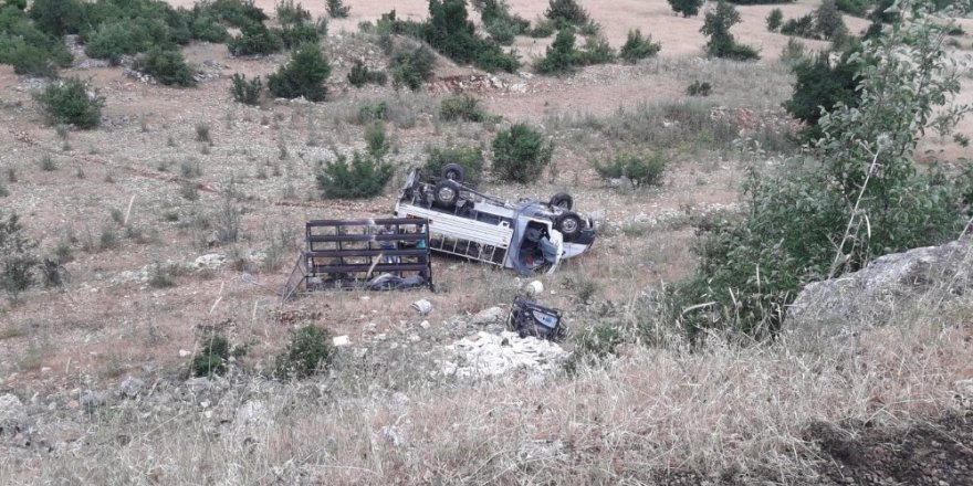 Minibüs şarampole uçtu: 2 yaralı