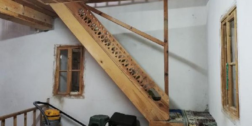 Bizans dönemine ait yapıların bulunduğu cami talan ediliyor
