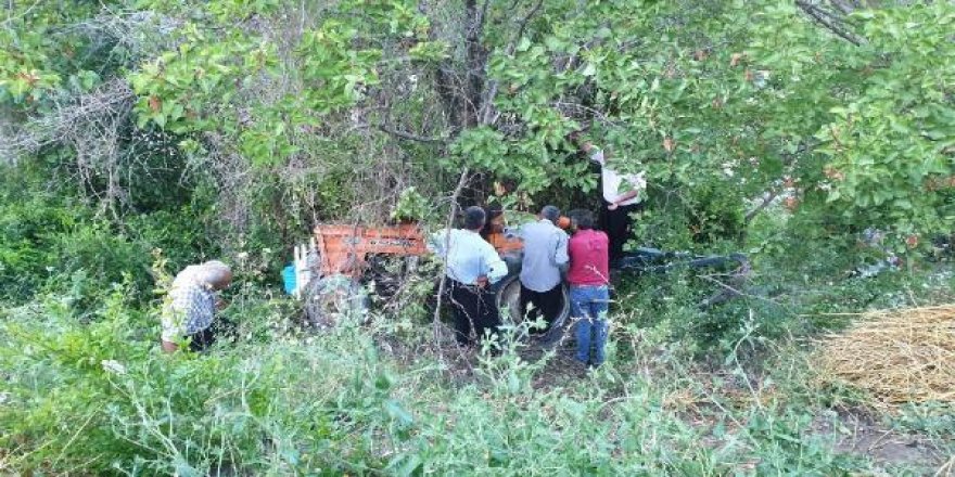 Devrilen traktörün altında can verdi