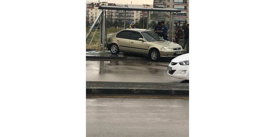 Ankara’da otomobil durağa daldı: 3 yaralı