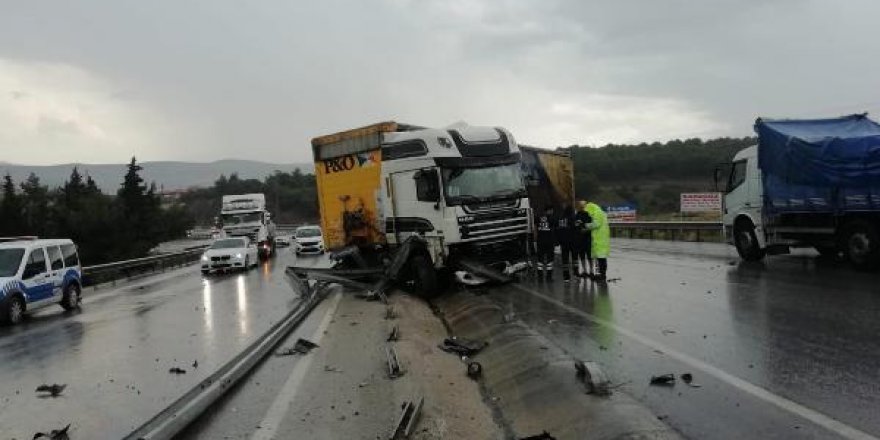 Makas atan TIR, bariyerleri çarptı
