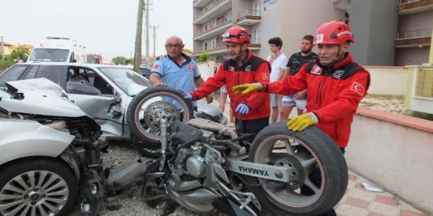 Otomobille çarpışan motosiklet sürücüsünü kaskı kurtardı
