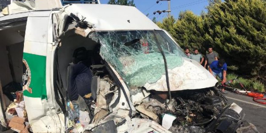 Minibüs, trafik levhasına ardından çöp konteynerine çarptı: 3 yaralı