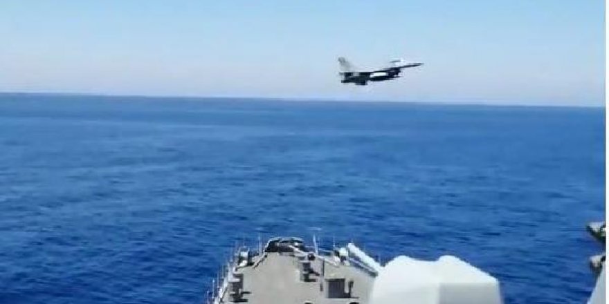 F-16, 'Fatih'i selamladı