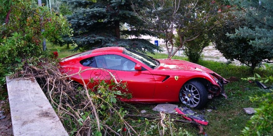 Yoldan çıkan Ferrari okulun bahçesine uçtu