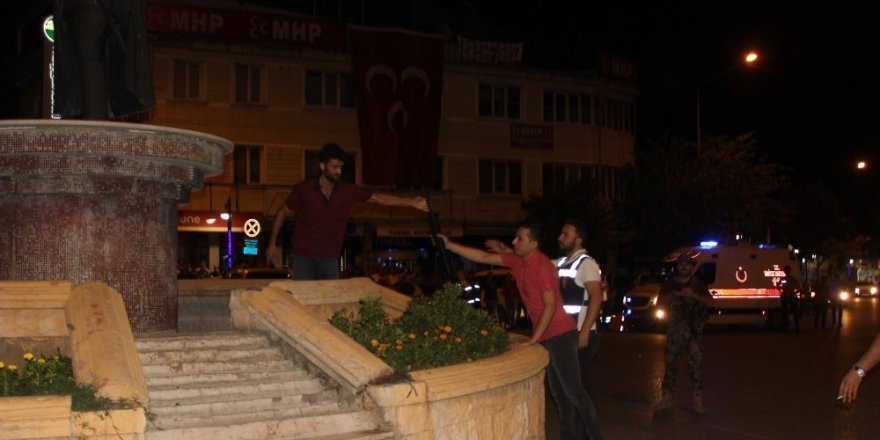 Amcasıyla barışmak için ortalığı birbirine kattı