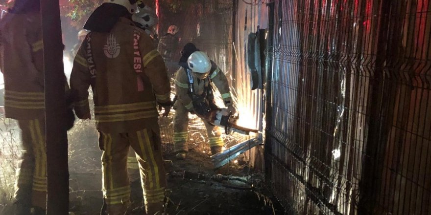 Sancaktepe’de fabrika alev alev yandı