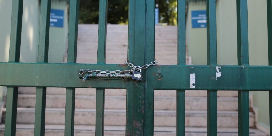 Bursa’nın tarihi Havuzlupark’ı çürümeye terk edildi