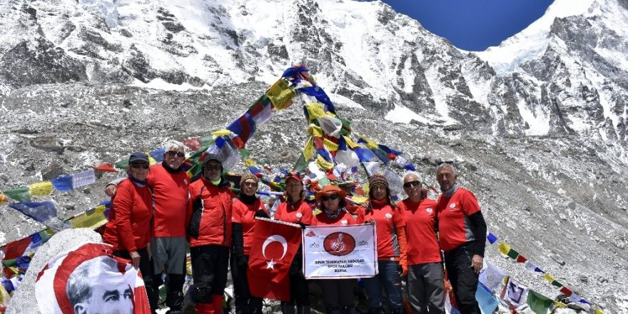 Türk bayrağını dünyanın en yüksek dağında dalgalandırdılar