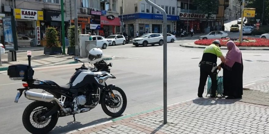 Örnek polis yaşlı kadını hem karşıdan karşıya geçirdi, hem su ikram etti