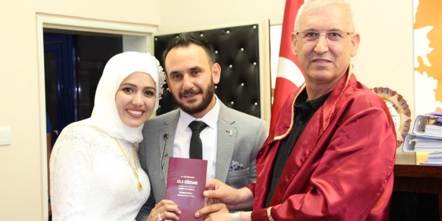 Başkan Gönüllü makam odasında nikâh kıydı