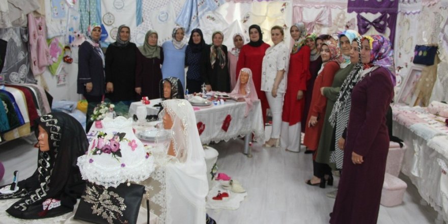 Kursiyerlerin el emeği göz nuru eserleri sergilendi