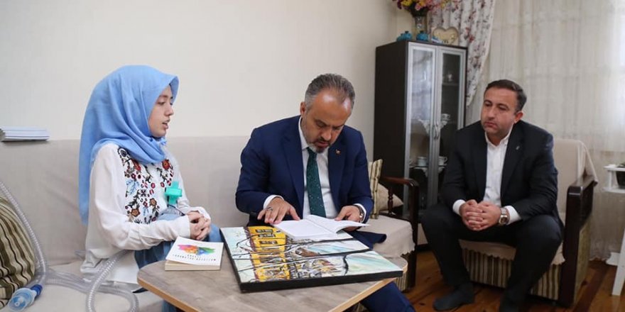 Kas hastası genç kız, 5 resim sergisi açtı, bir de şiir kitabı çıkardı