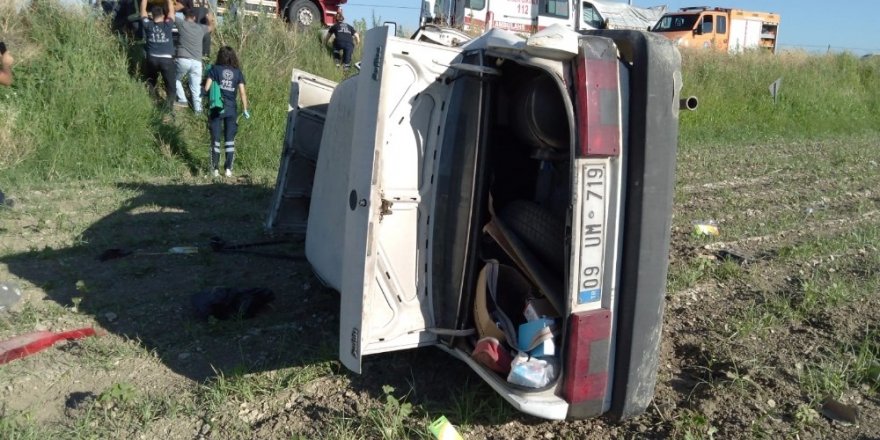 Kafa kafa çarpışan otomobillerden biri tarlaya uçtu: 5 yaralı