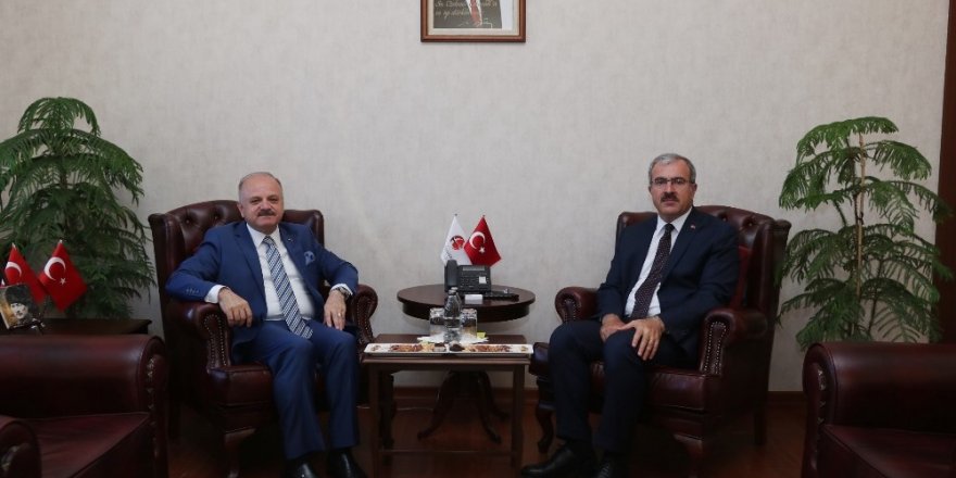Vali Çakacak, Kütahya Valisi Toraman’ı makamında ağırladı