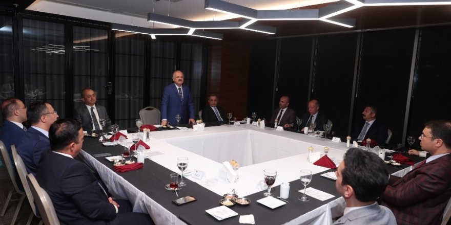 Vali Çakacak’tan tayini çıkan adli yargı mensupları onuruna veda yemeği
