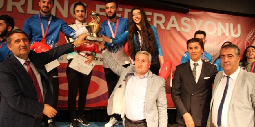 Curling şampiyonlarına görkemli tören