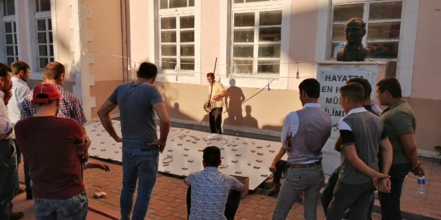 Okul bahçesini festivalde açık kumarhaneye çevirdiler