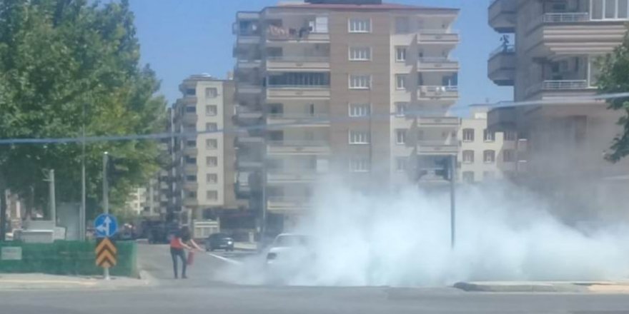 Cadde ortasında alev alan otomobili vatandaşlar söndürdü