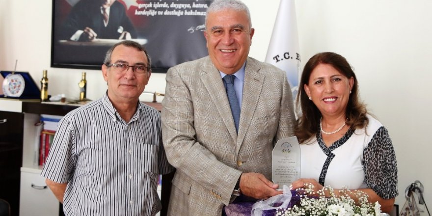 64 yaşında lisans eğitimini tamamlayan emekli öğretmen onurlandırıldı