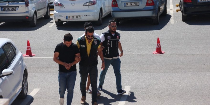 Turistlere uyuşturucu satan 2 şüpheli tutuklandı