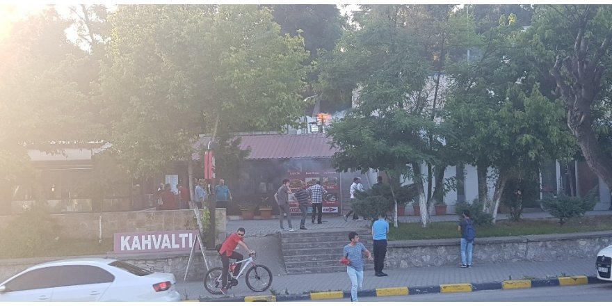 Lokantada yangın çıktı, onlar yemeklerine devam etti