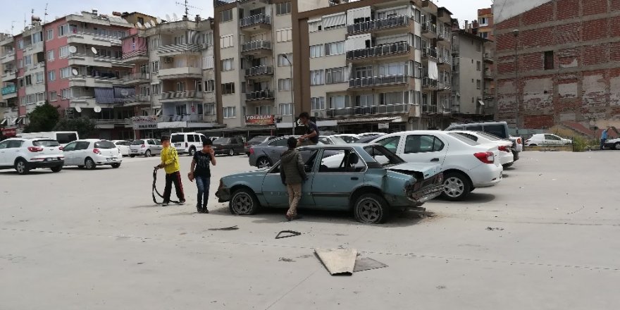 Terkedilen otomobil dilendirilen çocukların evi ve oyuncağı oldu