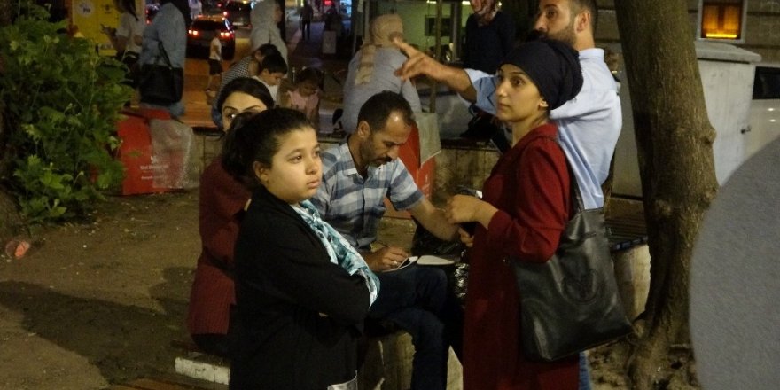 Ulucami’yi ziyarete gelen Güney Afrikalı ailenin 5 bin lirasını çaldılar