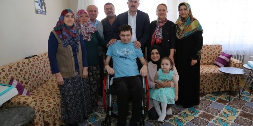 Vali, Gazi Coşkun Özyurga’yı evinde ziyaret etti
