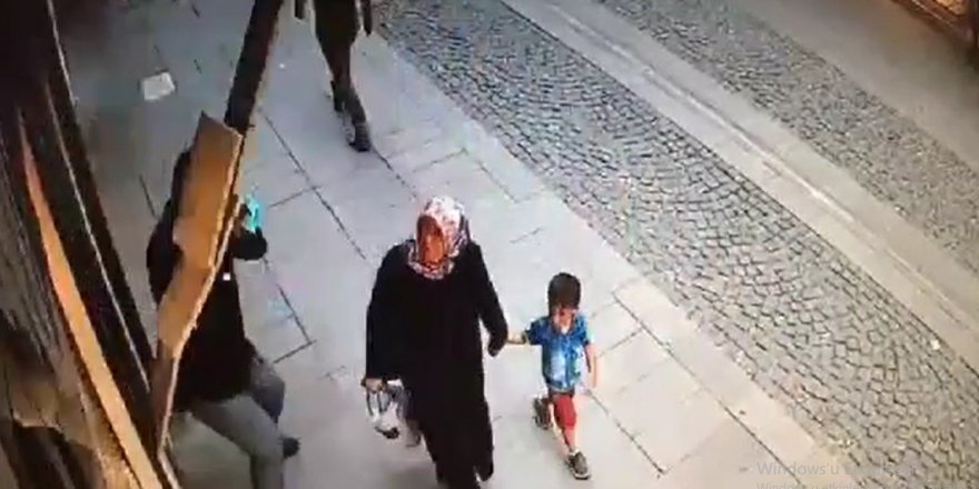 Konya'da duvardan dökülen mermerden son anda kurtuldular