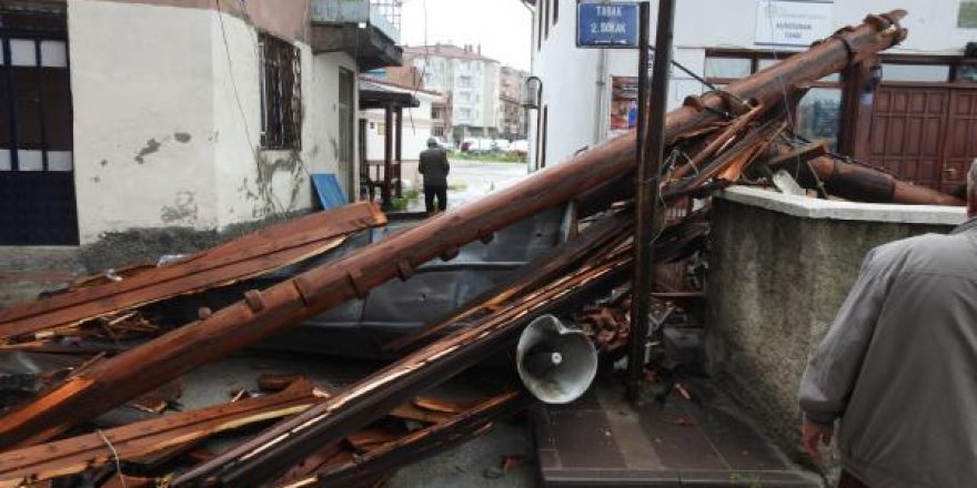 Çorum'da fırtına çatıları uçurdu, yön tabelalarını devirdi: 1 ölü